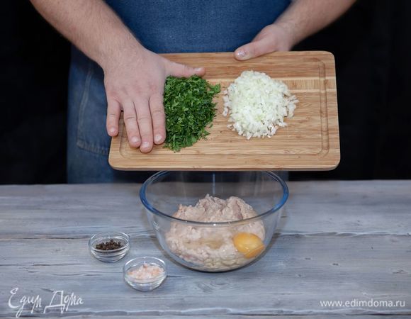 Фарш выложите в миску, добавьте яйцо, зелень и лук. Посолите, поперчите.
