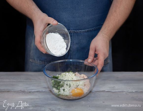 Добавьте муку, тщательно перемешайте и сформируйте небольшие шарики.