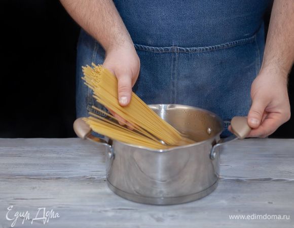 Отварите спагетти согласно инструкции на упаковке.