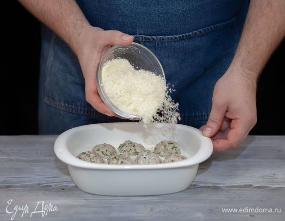 Посыпьте тертым сыром. Запекайте в духовке при 180°С 20 минут.