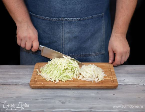Капусту нашинкуйте, лук тонко нарежьте.