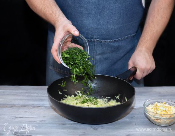 Два яйца отварите вкрутую, натрите на терке. В обжаренную капусту с луком добавьте рубленную зелень и тертые вареные яйца. Посолите, поперчите.