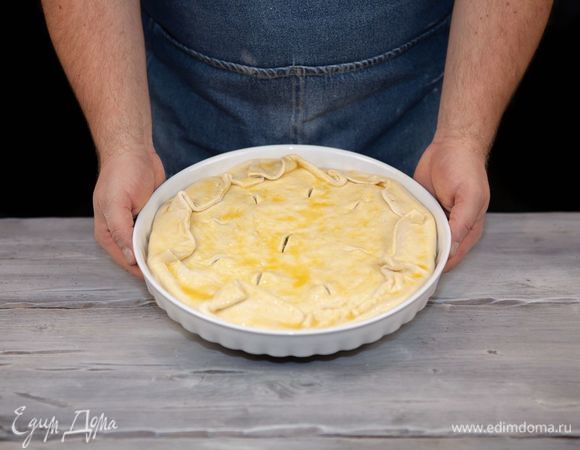 Смажьте верх взбитым желтком.