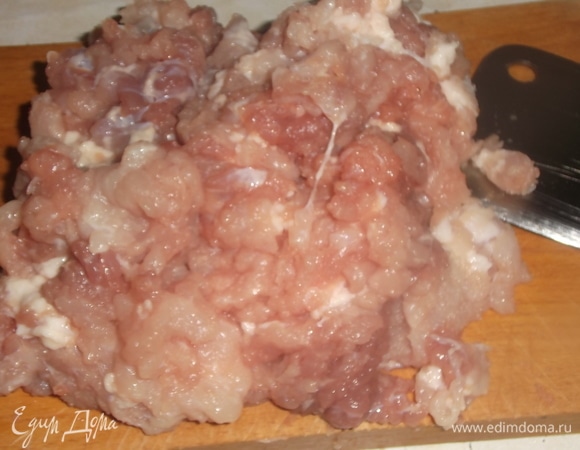 Кухонным топориком изрубить мясо в фарш. Добавить мелко нарезанные луковицу, соль, перец, измельченную пальцами зиру. Хорошо перемешать фарш.