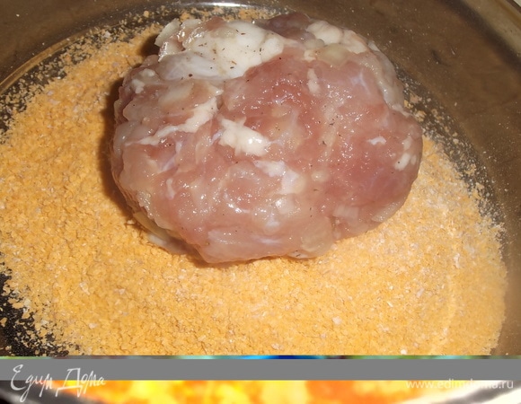 Сформировать котлеты. Обвалять в панировочных сухарях.