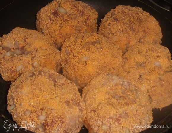 Выложить на разогретую сковороду с растительным маслом.