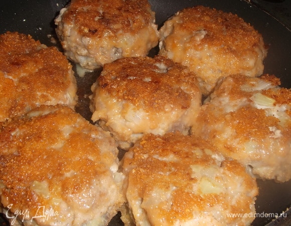 Обжаривать с обеих сторон до золотистой корочки примерно по 15 минут на умеренном огне.