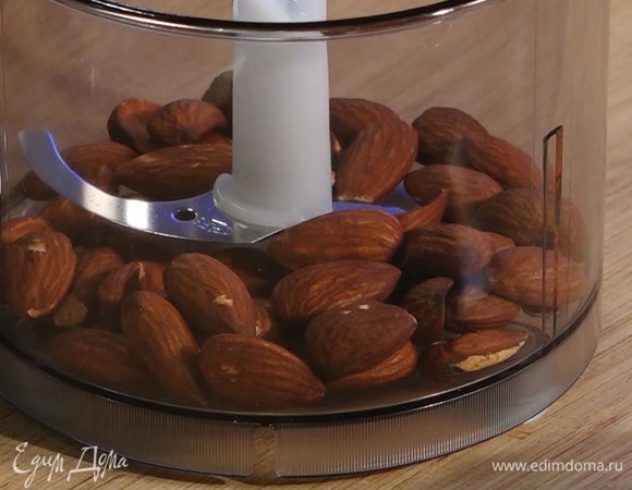 Миндаль измельчить в блендере до консистенции муки.