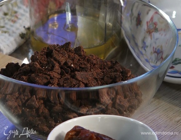 Шоколад измельчить в крошку, соединить с миндальной мукой.