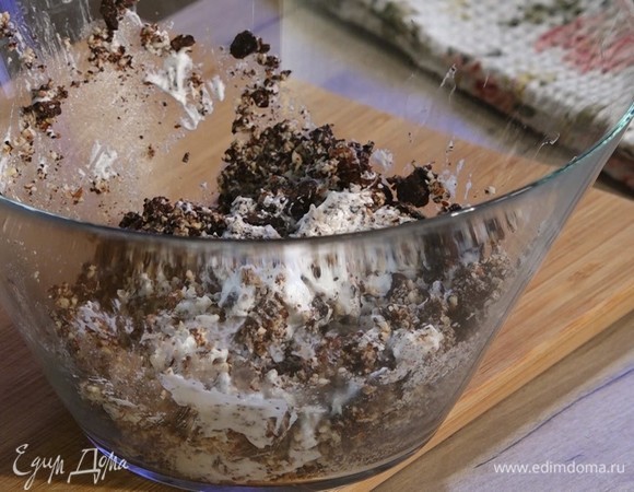 Постепенно частями вмешать все белки в орехово-шоколадную смесь.