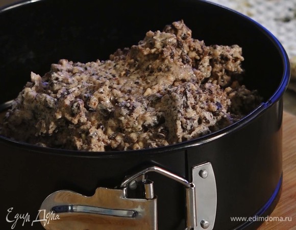 Тесто выложить в форму, равномерно распределить. Выпекать в духовке, разогретой до 180°C, в течение 30 минут.