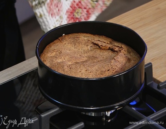 Пирог достать из духовки, дать остыть.  