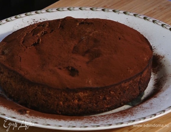 Украсить пирог какао. Подавать со взбитыми сливками.