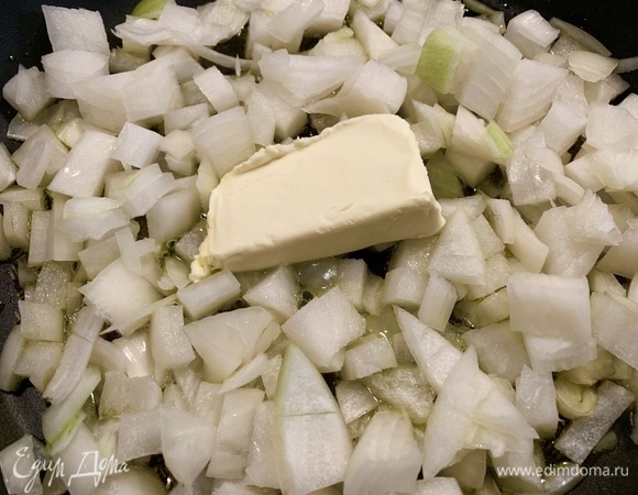 Чищу, нарезаю лук. Кладу в разогретую сковороду сливочное масло, лук, обжариваю минут 5, добавляю вино.