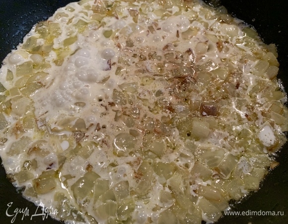 Добавляю сливки, мешаю пару минут и выключаю.