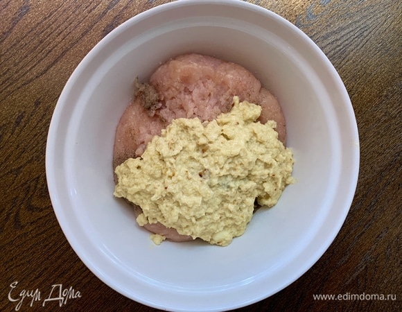 Перебиваю жаренный в сливках лук в блендере, также добавляю в блендер чеснок. Все добавляю в фарш. Солю, добавляю перец, вбиваю яйцо. Хорошо вымешиваю.