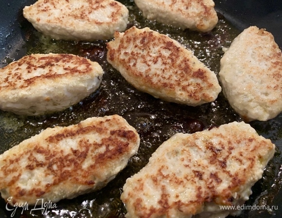 Формирую котлеты. Жарю на оливковом масле по 3–4 минуты с каждой стороны. У меня котлеты маленькие. Если вы любите большие котлеты, время жарки, разумеется, возрастает.