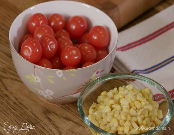 Кукурузу и креветки предварительно разморозить.