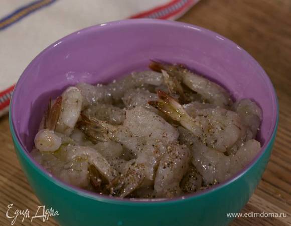 Креветки полить 1 ст. ложкой оливкового масла и лимонным соком, посолить, поперчить и перемешать.