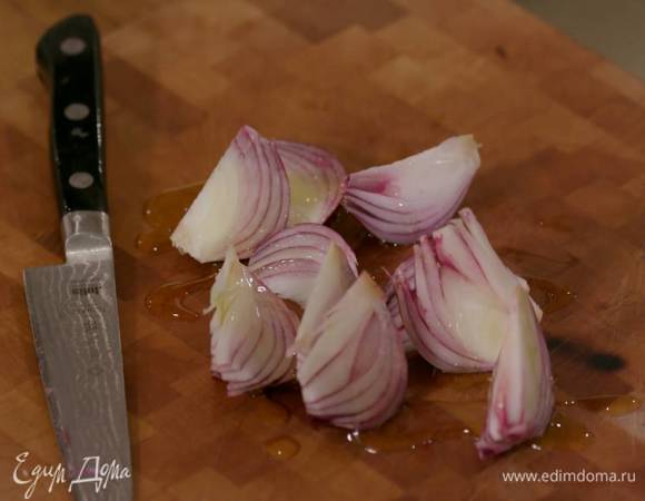 Красный лук почистить, нарезать на дольки и сбрызнуть оставшимся оливковым маслом.