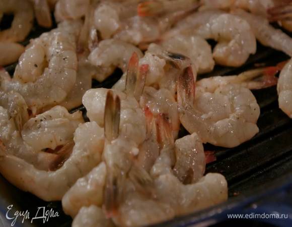 Переложить обжаренные овощи на блюдо, а на сковороду выложить креветки и обжарить до готовности.