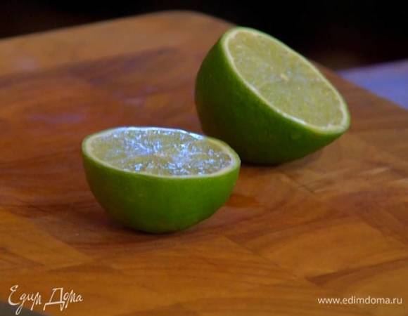 Цедру лайма натереть на мелкой терке, выжать из него сок.<br />
 