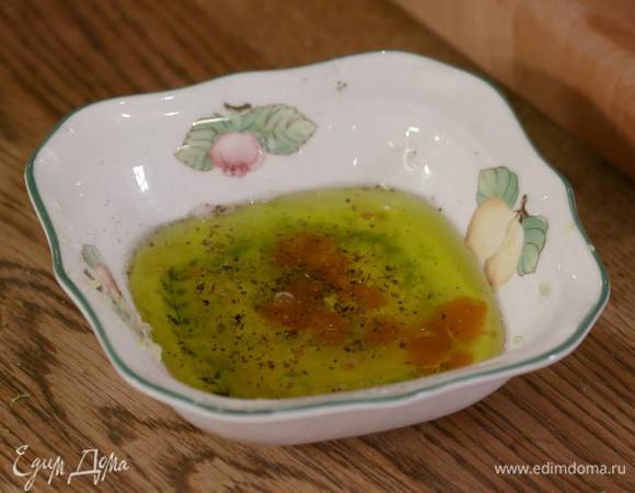 Приготовить заправку: корень имбиря почистить и натереть на мелкой терке (должна получиться 1/2 ч. ложки), добавить цедру и сок лайма, влить оливковое масло Extra Virgin, соус чили, все посолить, поперчить и перемешать.