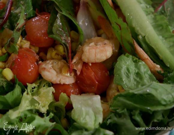 Горячие креветки и салатный микс выложить на блюдо с овощами, все перемешать и полить заправкой.