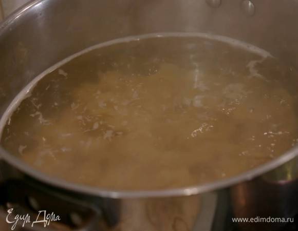 Макароны отваривать в подсоленной воде на 1‒2 минуты меньше, чем указано на упаковке, затем воду слить и сохранить.