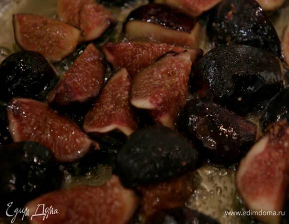 В тяжелой глубокой сковороде разогреть оливковое и сливочное масло и обжарить инжир на маленьком огне, затем посолить, поперчить, перемешать и снять с огня.