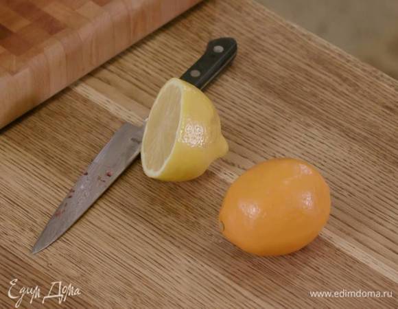 Цедру одного лимона натереть на мелкой терке, из полутора лимонов выжать сок.