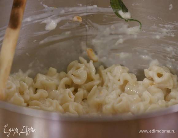 Цедру и сок лимона перемешать со сливками и влить в горячие макароны, добавить натертый сыр и все перемешать.