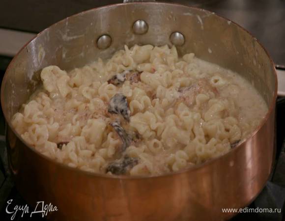 Сковороду с инжиром вернуть на огонь, выложить макароны с сыром, влить 100‒150 мл воды, в которой варились макароны, все перемешать и немного прогреть.