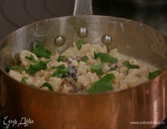 Базилик порвать и посыпать готовые макароны.