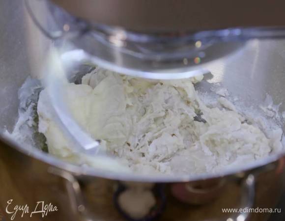 Не выключая комбайна, добавить предварительно размягченное сливочное масло, немного увеличить скорость и вымешать тесто.