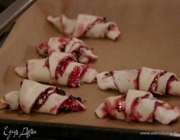 Выложить рогалики на противень, выстеленный бумагой для выпечки.