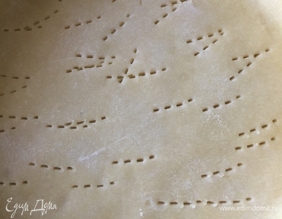 Холодное масло нарезать кубиками, добавить муку, миндальную муку, щепотку соли и перетереть до состояния крошки. Добавить слегка взбитый с сахаром желток, быстро замесить тесто. Из теста сделать пласт и отправить в холодильник на пару часов. Охлажденное тесто раскатать, выложить в форму (20 см) и еще раз отправить в холодильник на 30 мин.