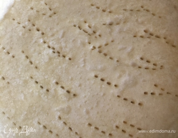 Выпекать песочную основу с грузом 15 минут.