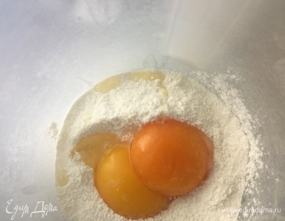 Для крема растереть желтки с сахаром, крахмалом, мукой и 50 мл молока.