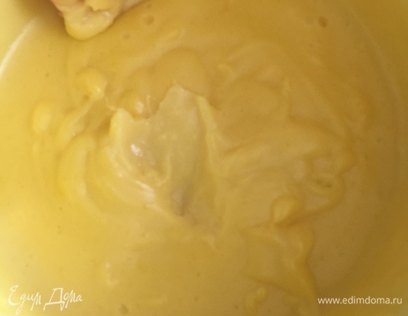 Остальное молоко подогреть. Влить горячее молоко в желтковую смесь, поставить на маленький огонь и варить крем до загустения (не забываем постоянно помешивать). Готовый крем остудить до комнатной температуры.