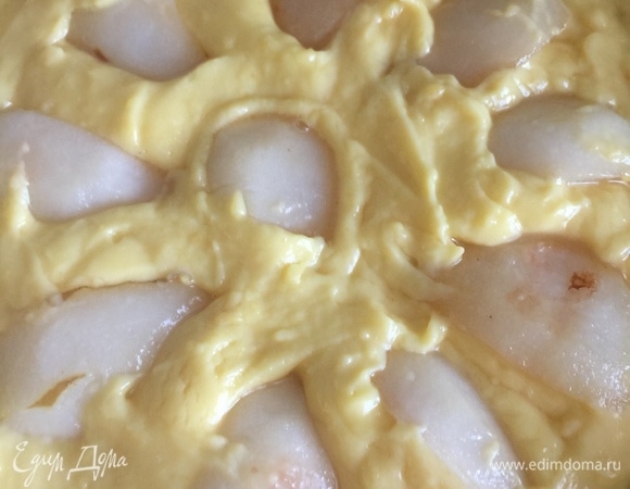 В полуготовую основу выложить заварной крем, сверху — груши (слегка утопить их в креме). Выпекать тарт 30 минут.