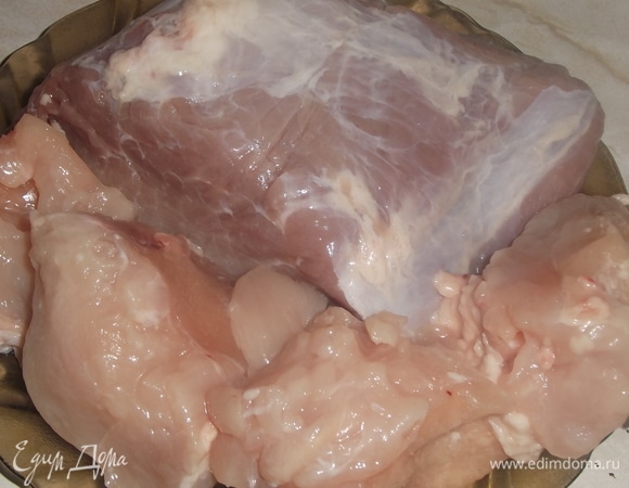 Подготовить мясо. Промыть, обсушить, нарезать кусками. Хлеб замочить в молоке. Почистить и нарезать луковицу.