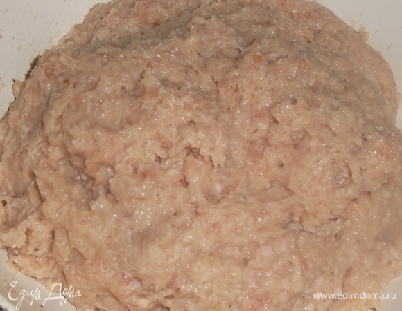 Накрыть фарш пленкой. Убрать в холодильник на 30 минут. За это время разогреть духовку.