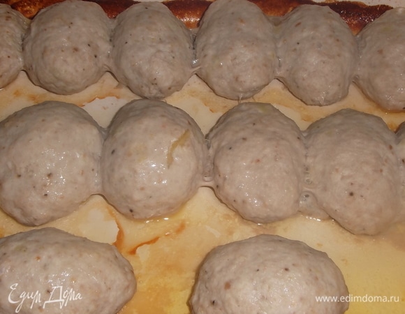 Запекать при 200°C в течение 30 минут. У меня из этого количества мяса вышло 14 котлет.