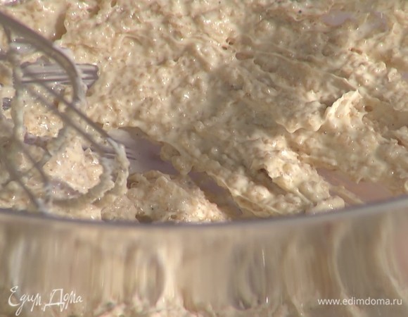 В миску положить размягченное сливочное масло, добавить сахар и пряные специи. Перемешать венчиком.