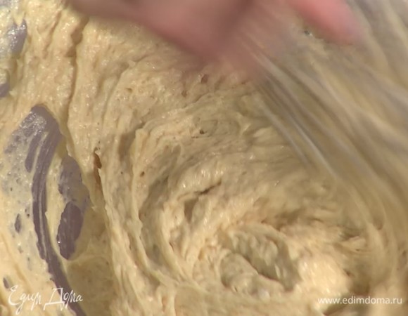 Добавить 1 столовую ложку муки и снова все вымешать.