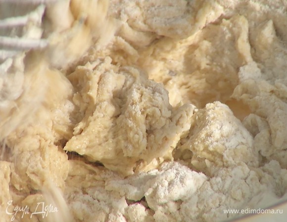 Добавить муку в тесто в несколько приемов, каждый раз тщательно вымешивая массу лопаткой.