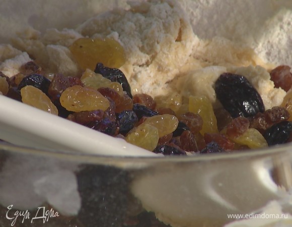 Добавить в тесто изюм. При этом сидр не добавлять. Тесто перемешать.