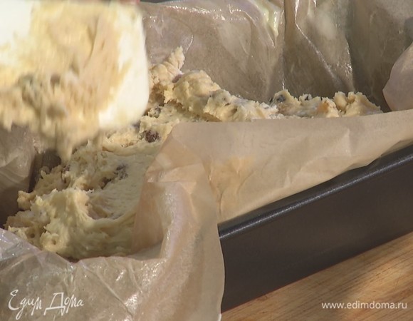 Бумагу для выпечки тщательно смазать сливочным маслом. Застелить ею форму и выложить тесто. Выпекать 25–30 минут при 180°С.