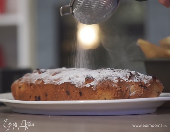 Готовый кекс достать из духовки, посыпать сахарной пудрой.